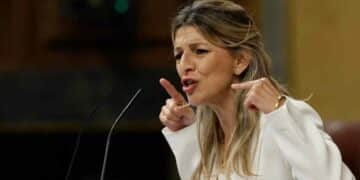 Yolanda Díaz defiende extincion de contrato con indemnizacion y paro según estatuto trabajadores.