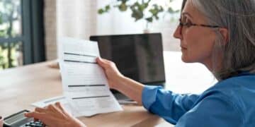 Mujer revisando documentos sobre los nuevos requisitos para jubilarse con pensión completa a los 63 años desde enero.