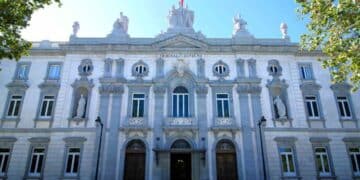 Fachada del Tribunal Supremo donde se absolvió a empresarios por contrato con datos falsos.